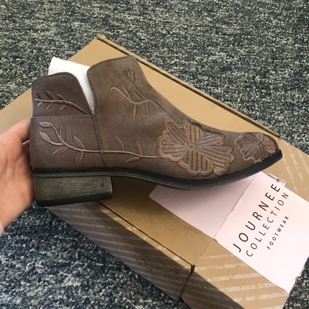 Journee Collection | Tabitha Booties - Picture 4 of 5